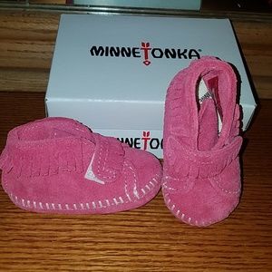 Minnetonka baby girl moccasins pink NIB